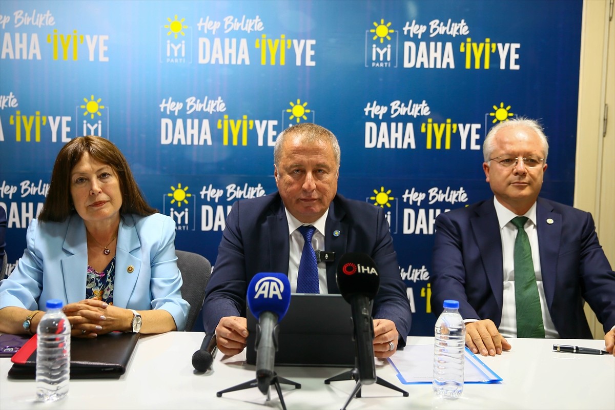 İYİ Parti Genel Başkan Yardımcısı Hakan Şeref Olgun (ortada), partisinin Uşak İl Başkanlığını...