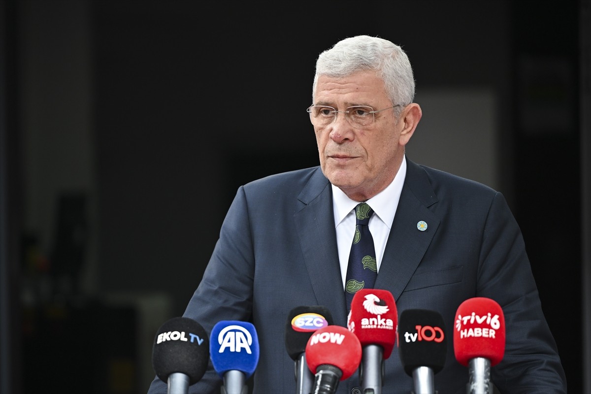 İYİ Parti Genel Başkanı Müsavat Dervişoğlu,  parti genel merkezindeki Başkanlık Divanı...