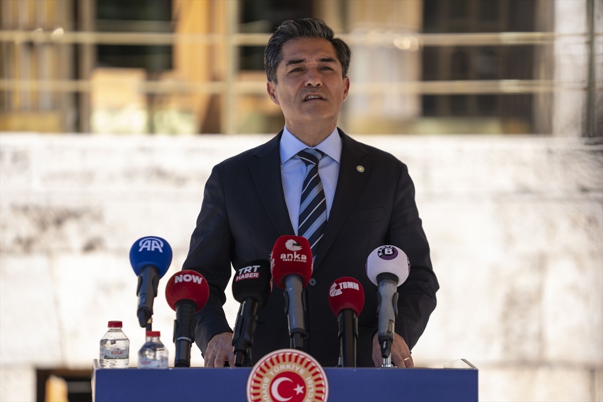 İYİ Parti Grup Başkanvekili Buğra Kavuncu, TBMM'de düzenlediği basın toplantısında gazetecilere...