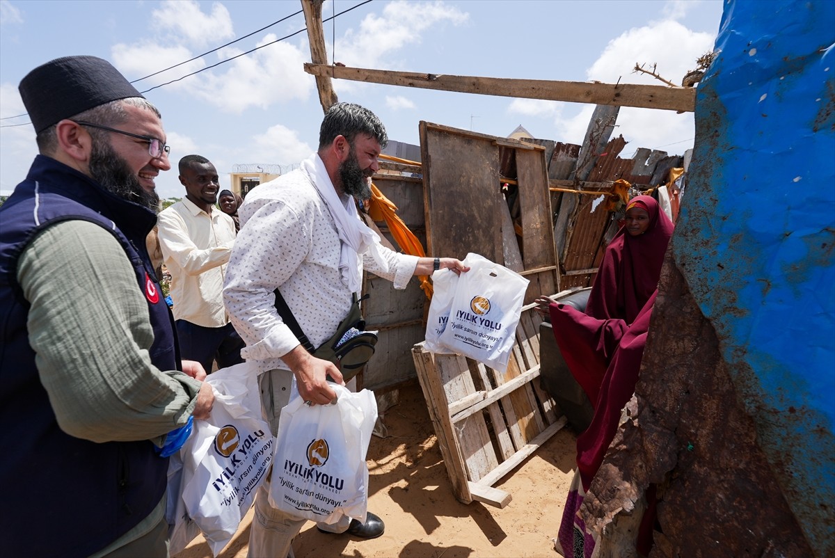 İyilik Yolu İnsani Yardım Derneği, çeşitli zorluklarla mücadele edilen Somali'de 850 bin kişiye...