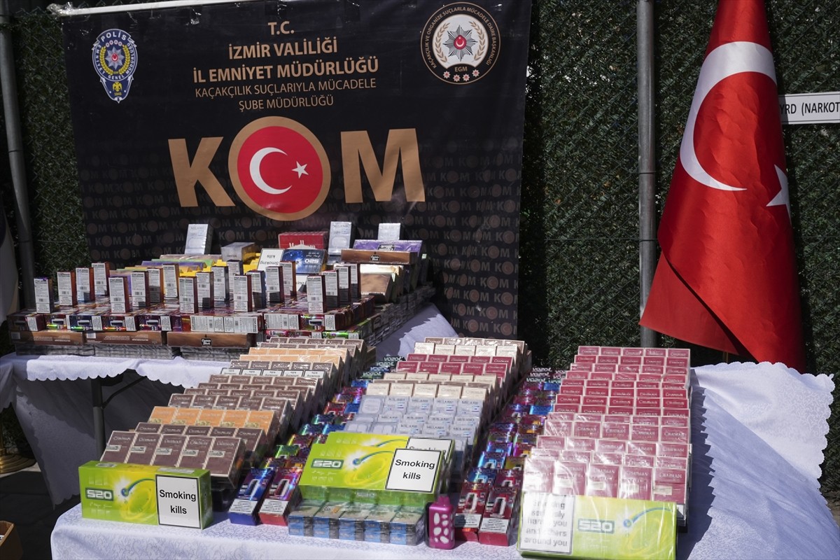 İzmir'de düzenlenen operasyonda gümrük kaçağı puro, sigara ve elektronik sigara ele geçirildi, 47...
