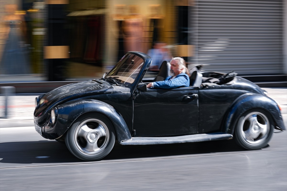 İzmir'de klasik otomobil tutkunları, erkek sağlığı ve prostat kanseri konusunda farkındalık...