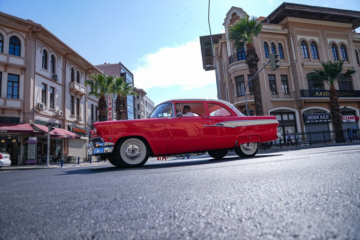 İzmir'de klasik otomobil tutkunları, erkek sağlığı ve prostat kanseri konusunda farkındalık...