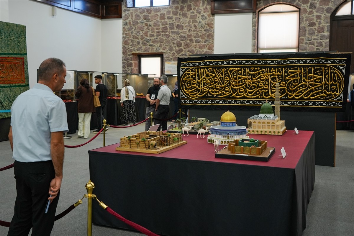 İzmir'de Mevlid-i Nebi Haftası dolayısıyla "Mukaddes Emanetler" sergisi ziyarete açıldı. İzmir...