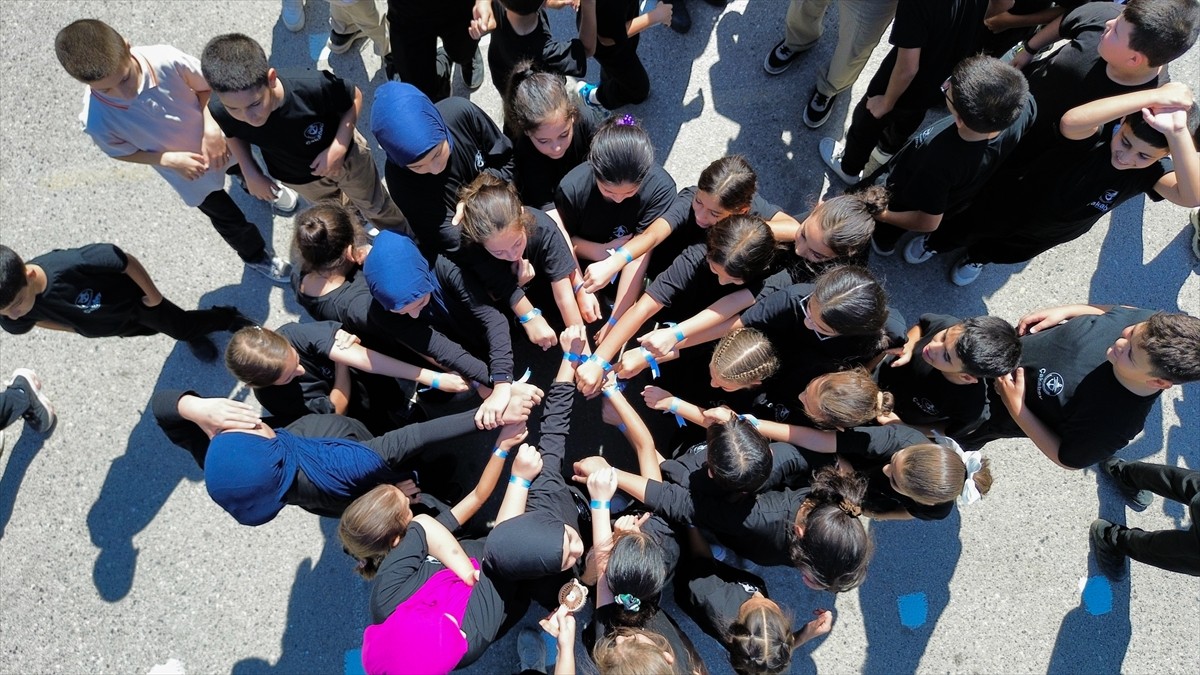 İzmir'de ortaokul öğrencileri, İsrail ablukasını kırmak ve insani yardım ulaştırmak amacıyla...