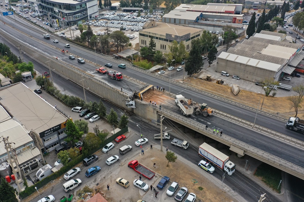 İzmir'in Bornova ilçesinde, yoldan çıkarak viyadükte asılı kalan tırın sürücüsü yaralandı....