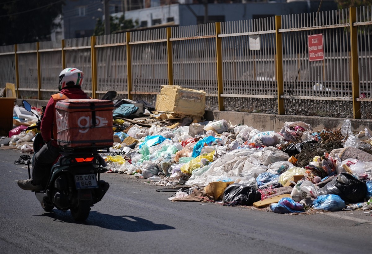 İzmir'in Buca ilçesinde toplanmayan çöpler kötü koku ve kirlilik oluşturuyor.