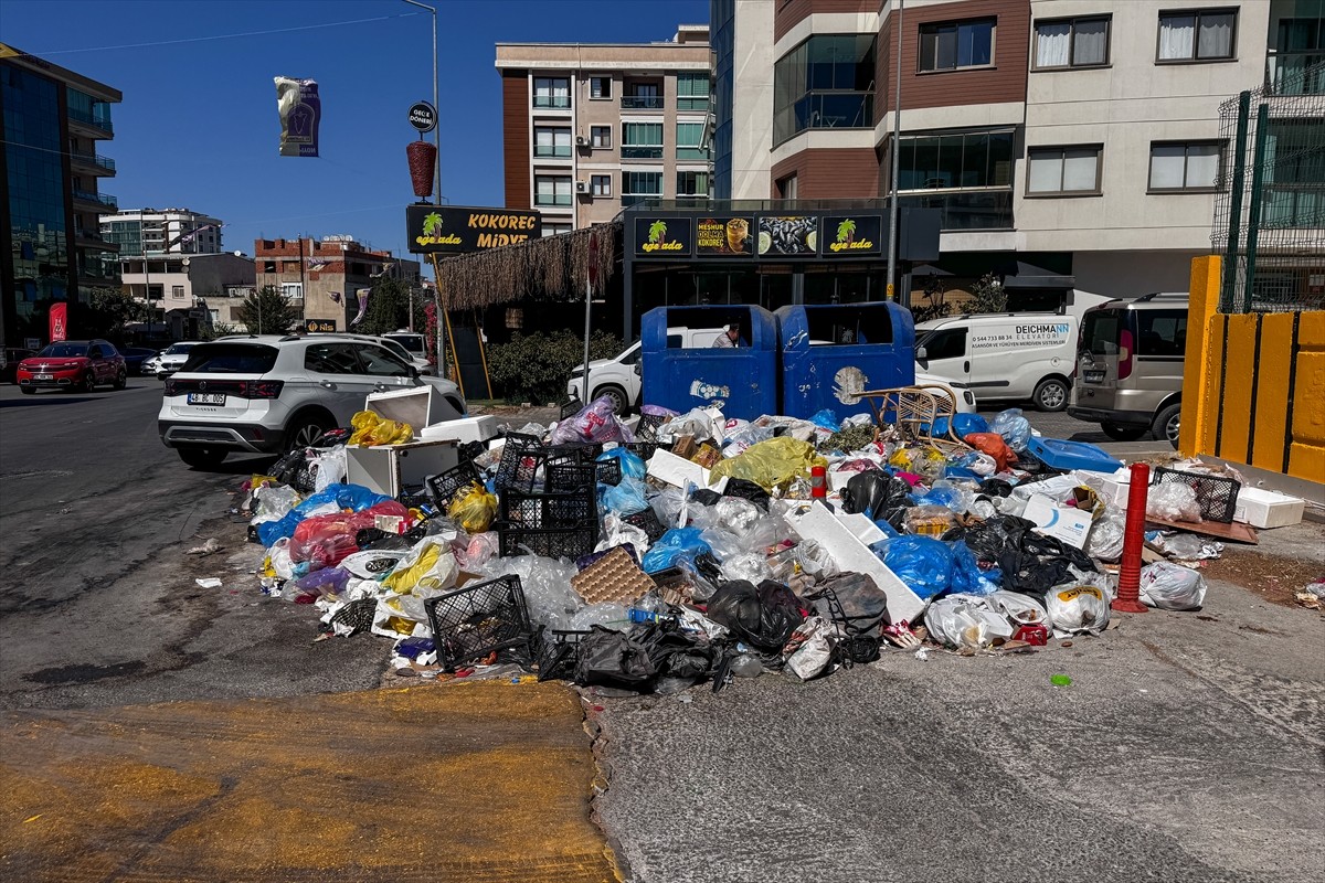 İzmir'in Buca ilçesinde vatandaşlar, sokaklarda biriken çöplere ve oluşan kötü kokuya çözüm...