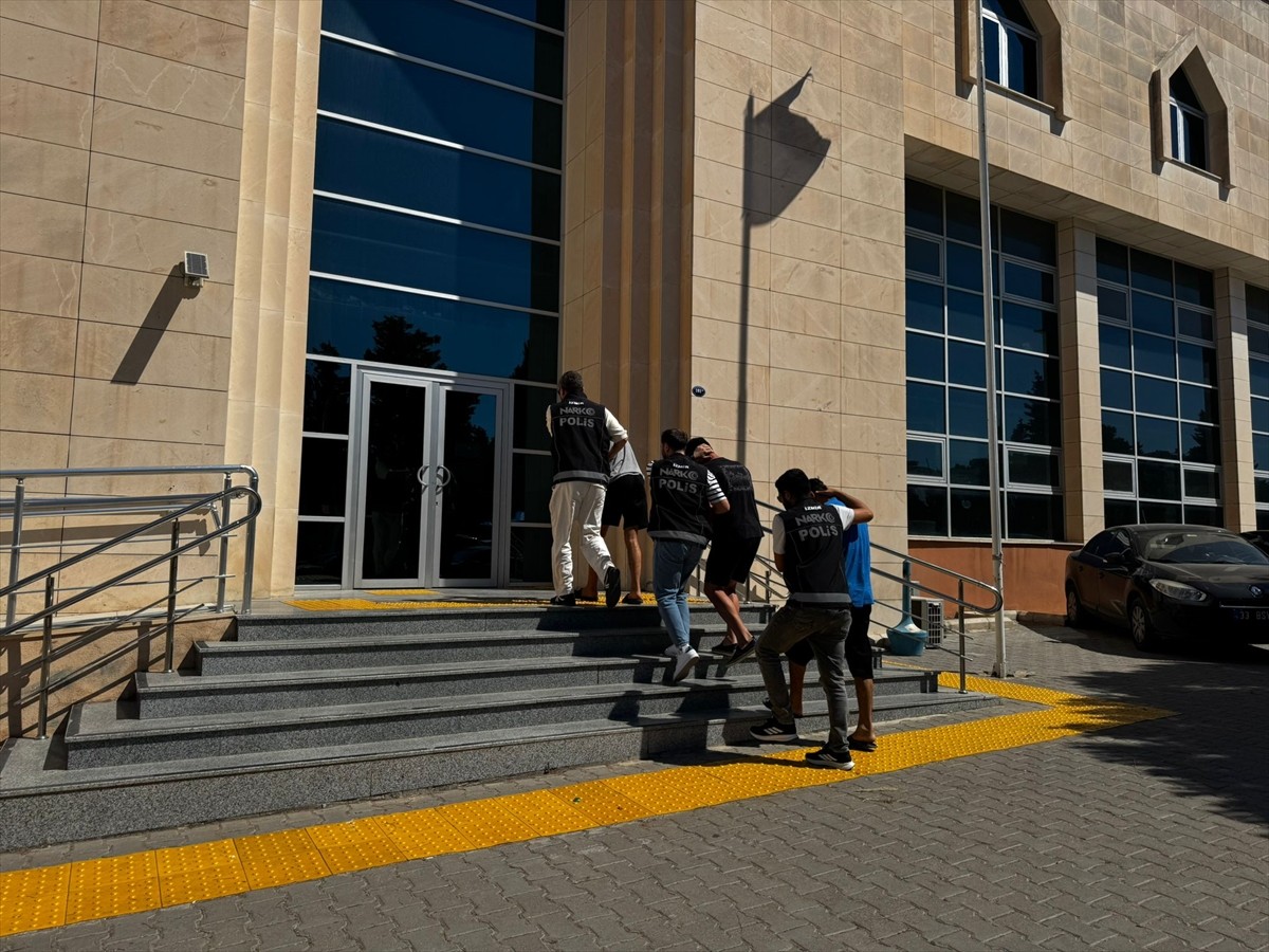 İzmir'in Çeşme, Karaburun, Seferihisar ve Urla ilçelerinde gerçekleştirilen uyuşturucu...