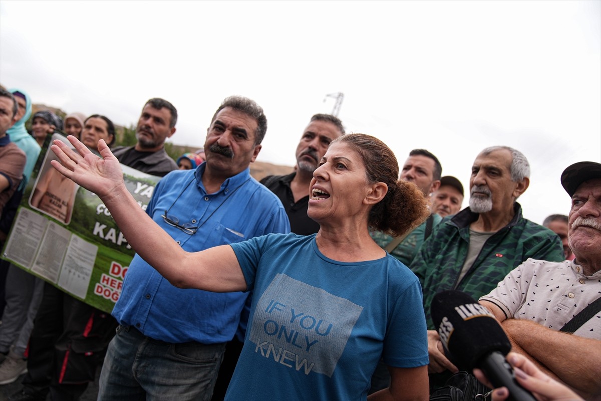 İzmir'in Çiğli ilçesinde yaşayan bir grup vatandaş, kent genelindeki çöplerin depolandığı alana...
