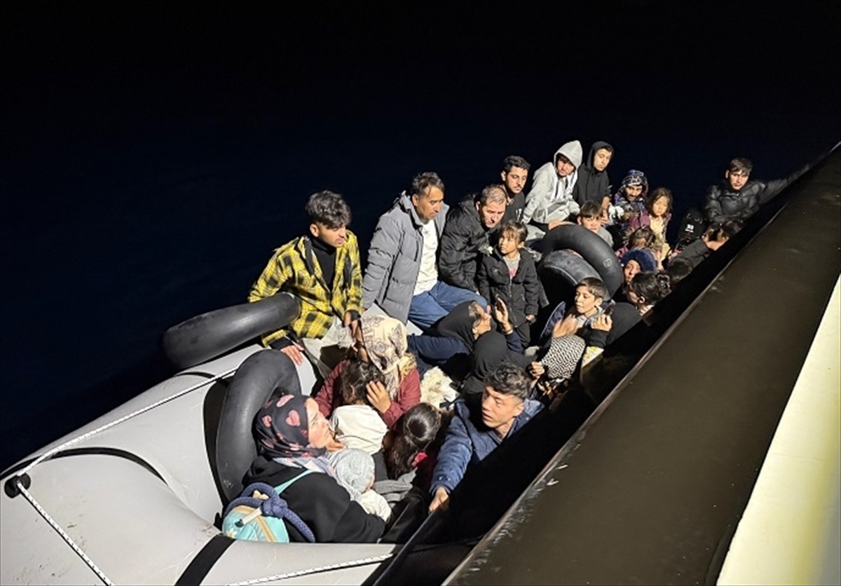 İzmir'in Dikili ilçesi açıklarında 18'i çocuk 36 düzensiz göçmen yakalandı.