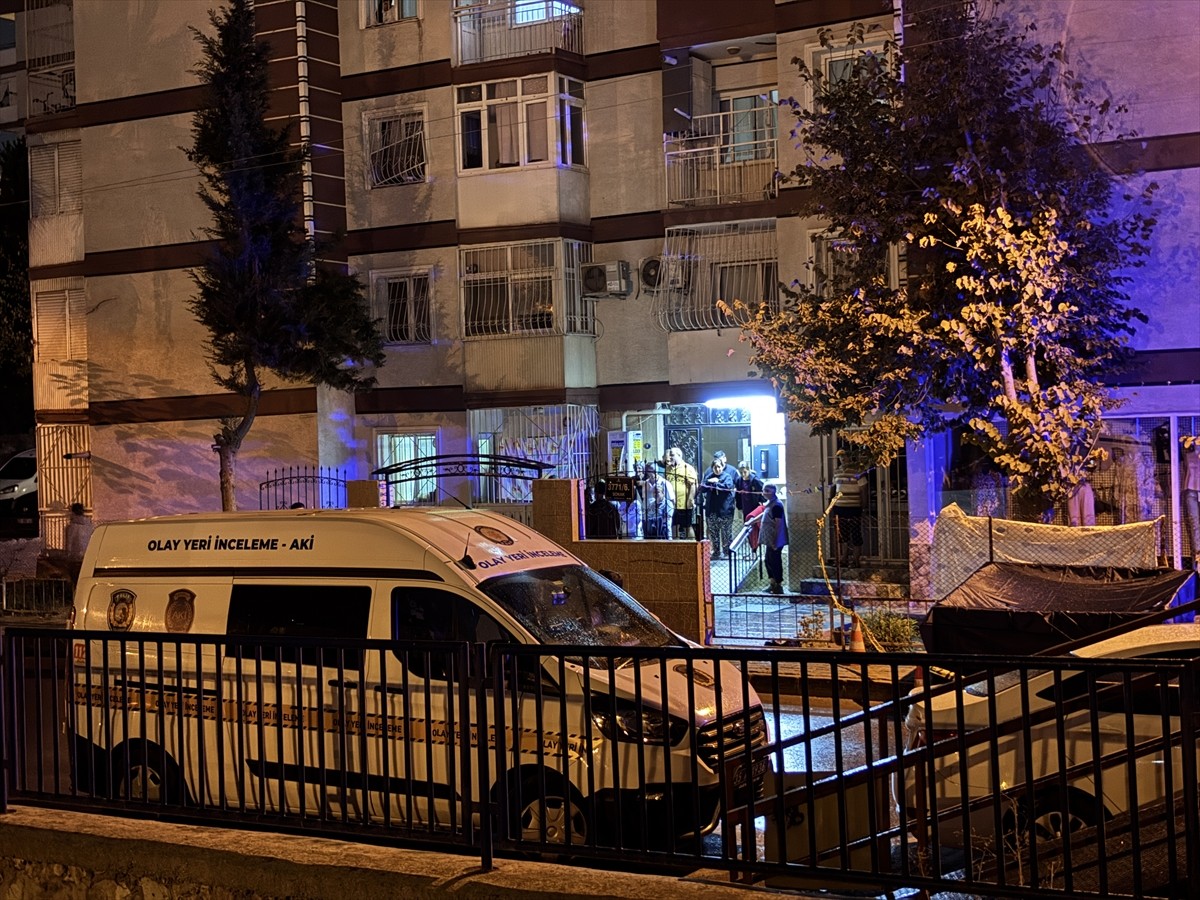 İzmir'in Karabağlar ilçesinde çıkan bıçaklı kavgada 1 kişi hayatını kaybetti, 2 kişi yaralandı....