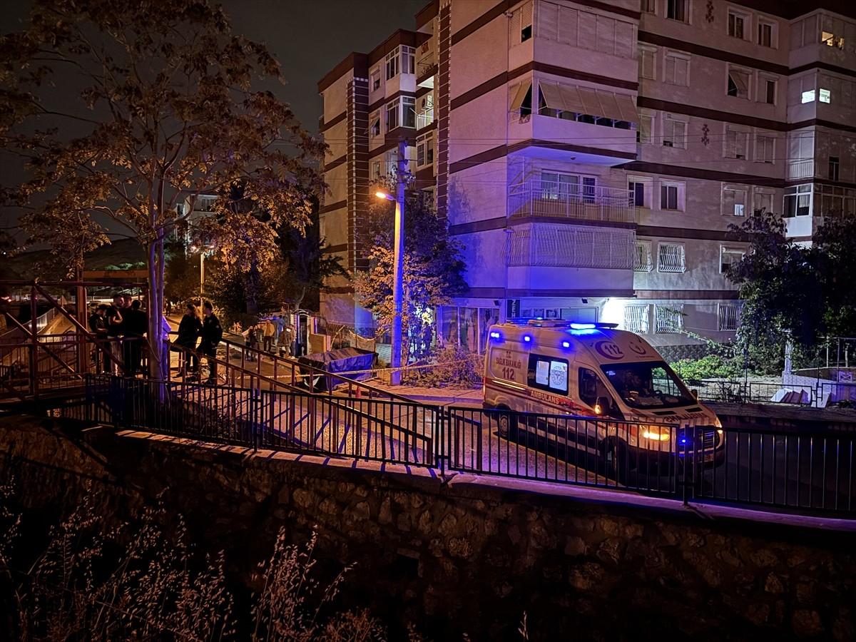 İzmir'in Karabağlar ilçesinde çıkan bıçaklı kavgada 1 kişi hayatını kaybetti, 2 kişi yaralandı....