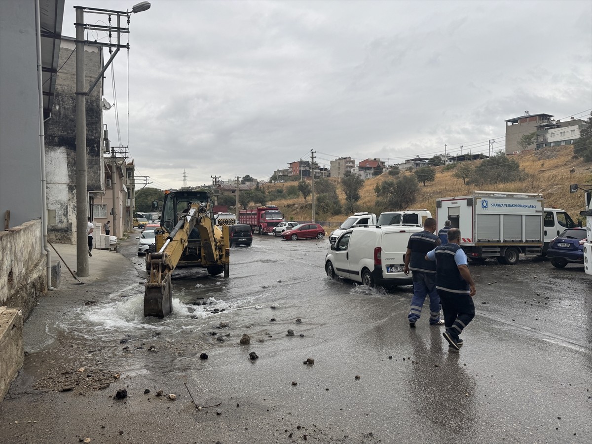 İzmir'in Karabağlar ilçesinde patlayan su borusunun onarılmaması nedeniyle 2 gündür suyun boşa...