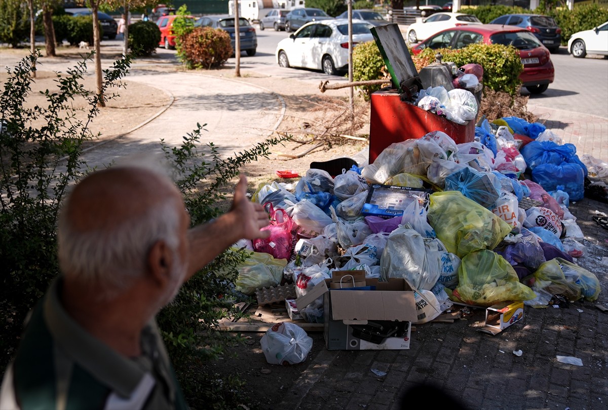İzmir'in Karşıyaka ilçesinde yaşayanlar çöplerin toplanmaması nedeniyle oluşan kirlilik ve kötü...
