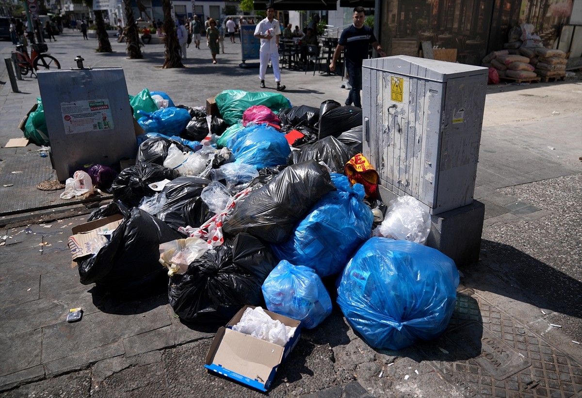 İzmir'in Karşıyaka ve Konak ilçelerinde yaşayan vatandaşlar, sokaklarda biriken çöpler ve oluşan...