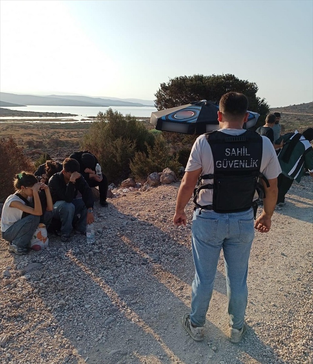 İzmir'in Seferihisar ve Çeşme ilçelerinde 82 düzensiz göçmen yakalandı, 10 düzensiz göçmen...