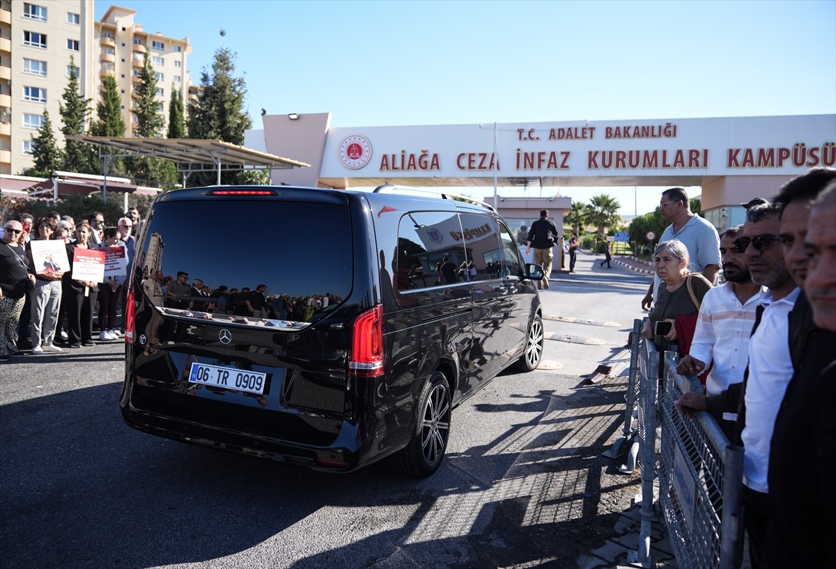 İzmir Büyükşehir Belediyesine yönelik yolsuzluk soruşturması kapsamında açılan "kooperatif"...