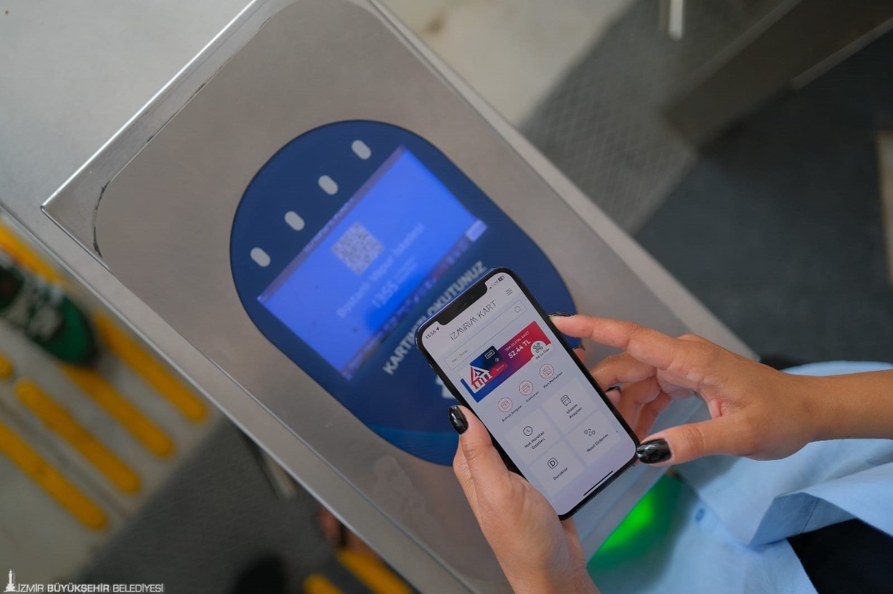 İzmir'de ulaşımında 'Dijital İzmirim Kart' dönemi: Kart taşıma zorunluluğu kaldırıldı