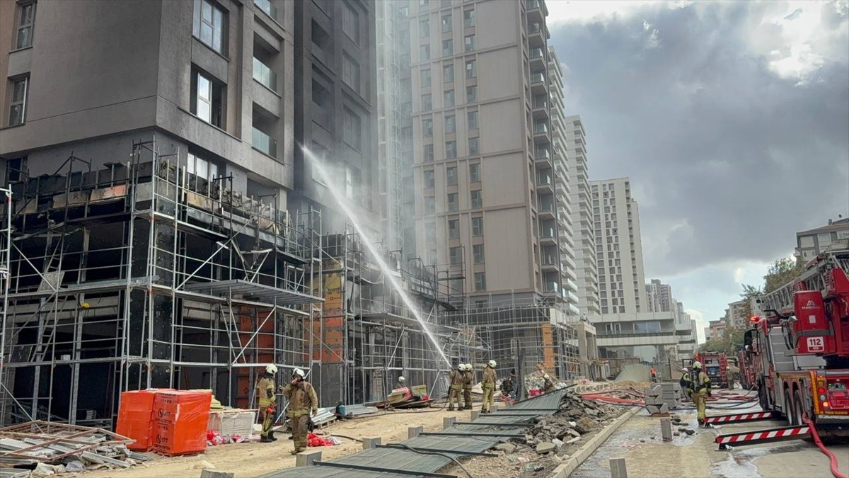 Kadıköy'de inşaat halindeki 12 katlı binada çıkan yangın, itfaiye ekiplerince söndürüldü.