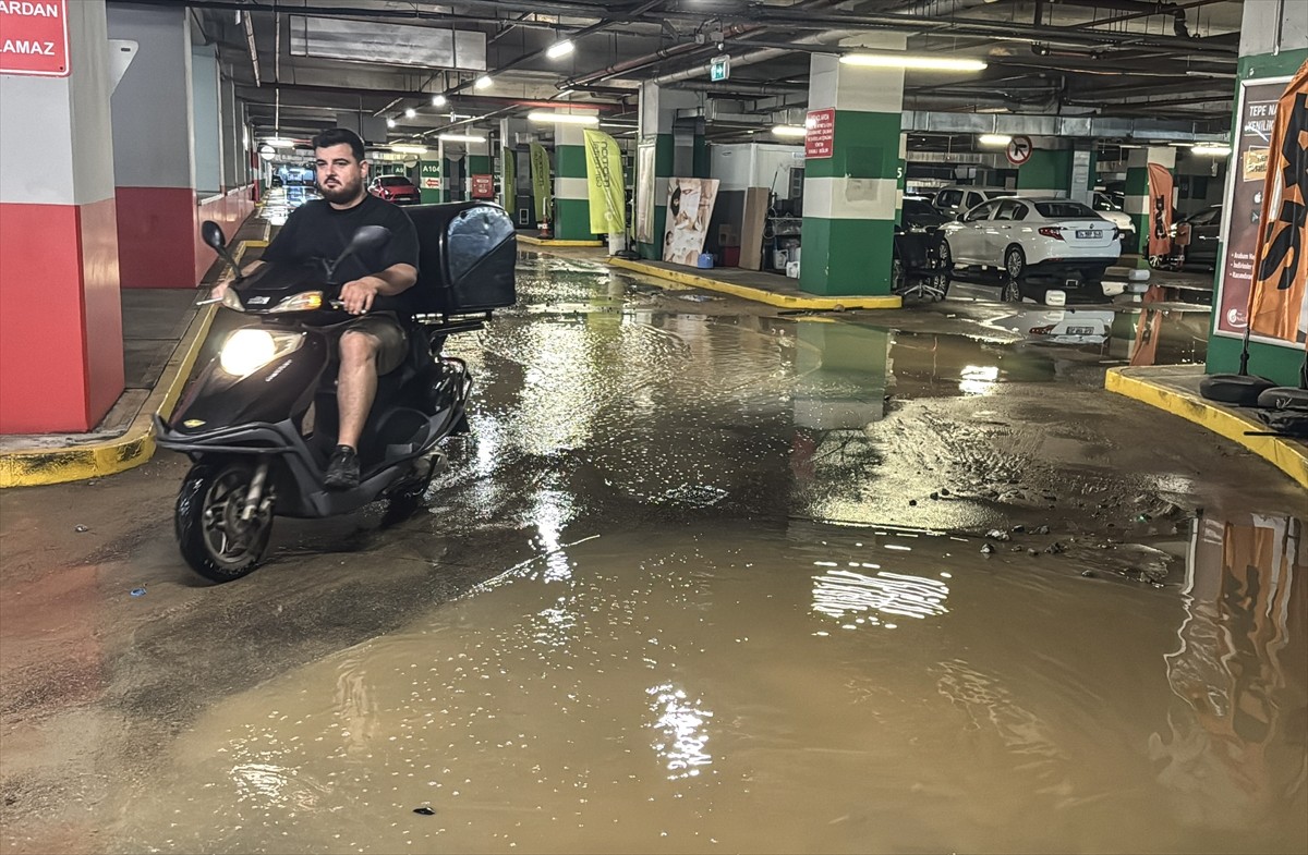 Kadıköy'de, İstanbul Su ve Kanalizasyon İdaresine (İSKİ) ait şantiyedeki borunun patlaması...
