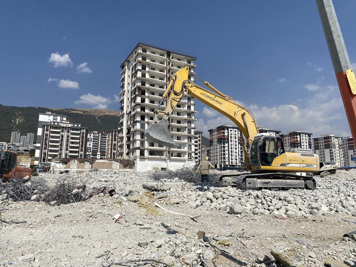 Kahramanmaraş'ta 6 Şubat 2023'teki depremlerde ağır hasar gören binaların yıkımı devam...