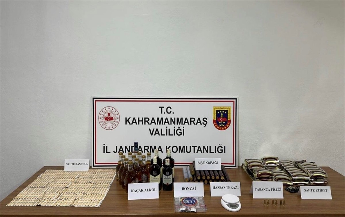 Kahramanmaraş'ta düzenlenen kaçak içki ve uyuşturucu operasyonunda gözaltına alınan 5 şüpheliden...