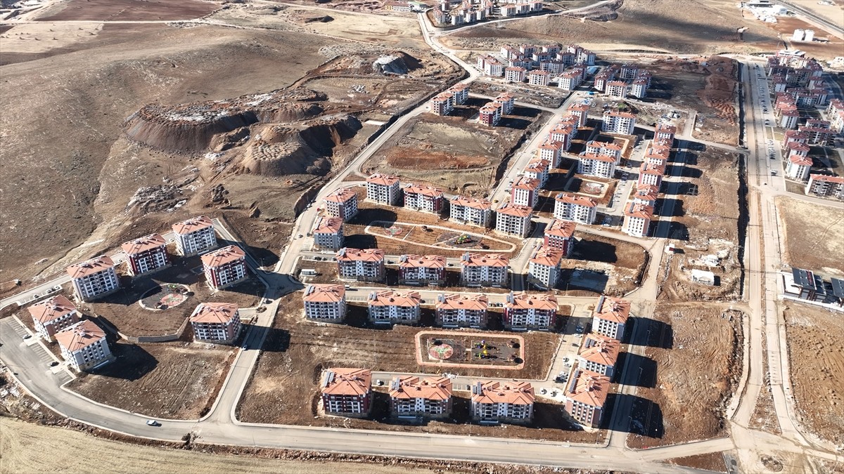 Kahramanmaraş merkezli 6 Şubat 2023 depremlerinden etkilenen bölgelerdeki inşa çalışmaları hızla...