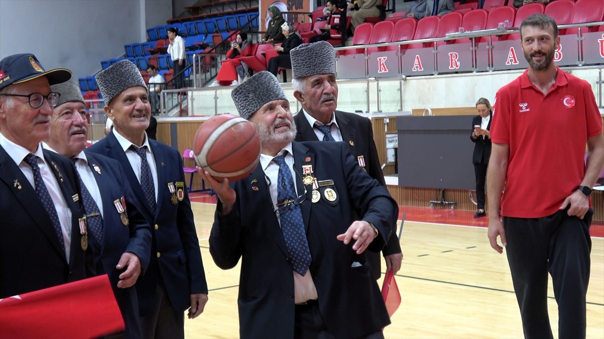 Karabük'te gaziler ile öğrenciler, basketbol, futbol, masa tenisi, dart ve mini golf oynadı. 19...