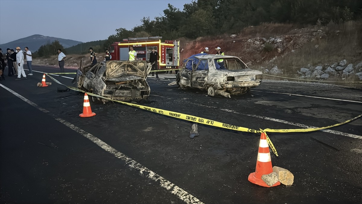 Karabük'ün Eflani ilçesinde 2 otomobilin çarpışması sonucu 3 kişi öldü, 5 kişi...