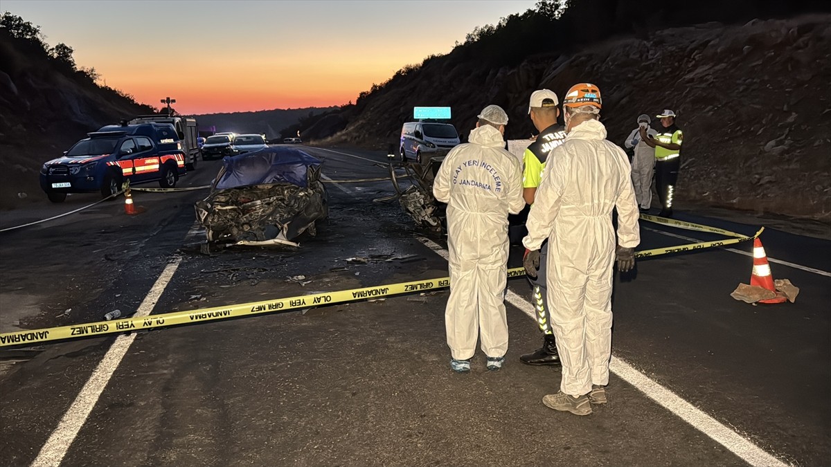Karabük'ün Eflani ilçesinde 2 otomobilin çarpışması sonucu 3 kişi öldü, 5 kişi...