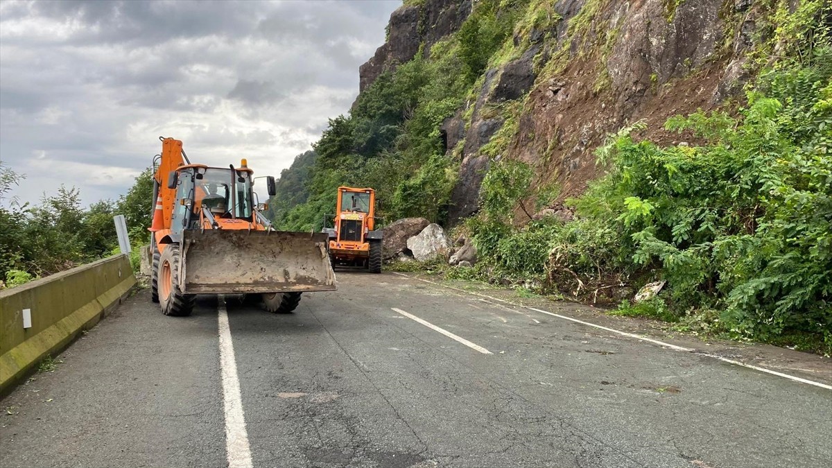 Karadeniz Sahil Yolu'nun Artvin'in Kemalpaşa ile Hopa ilçeleri arasındaki bölümünde heyelan...