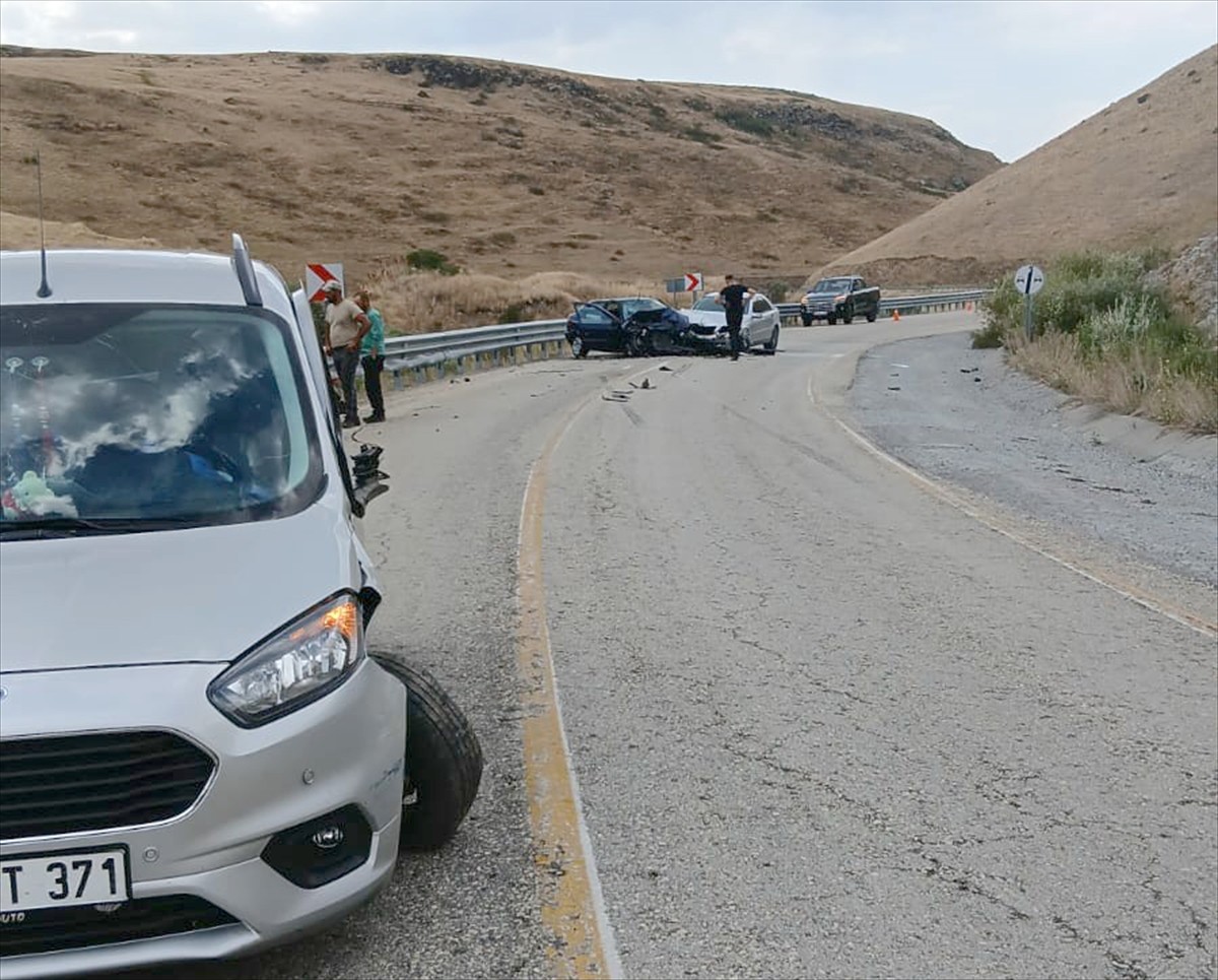 Kars'ın Sarıkamış ilçesinde 3 aracın karıştığı zincirleme trafik kazasında 7 kişi...