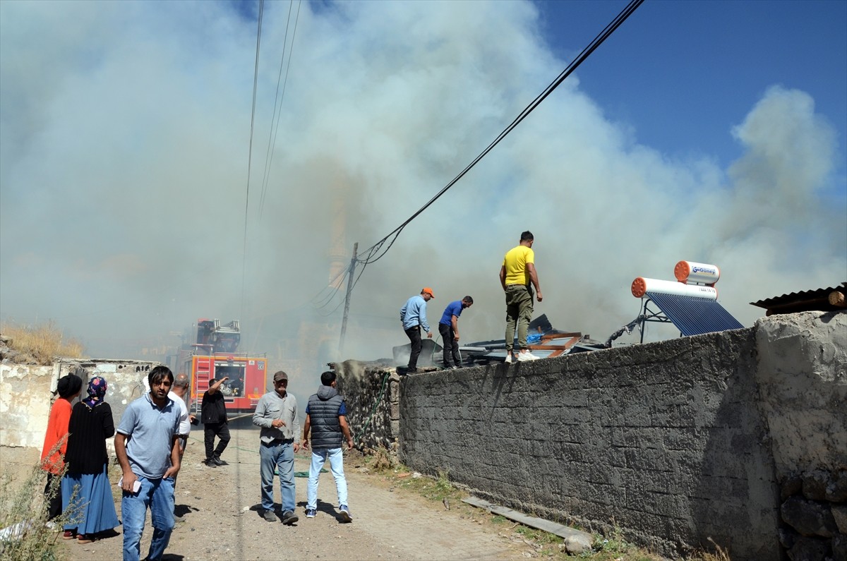 Kars'ın Sarıkamış ilçesinde çıkan yangında, 2 ev ile 2 samanlık kullanılamaz hale geldi. Bölgeye...