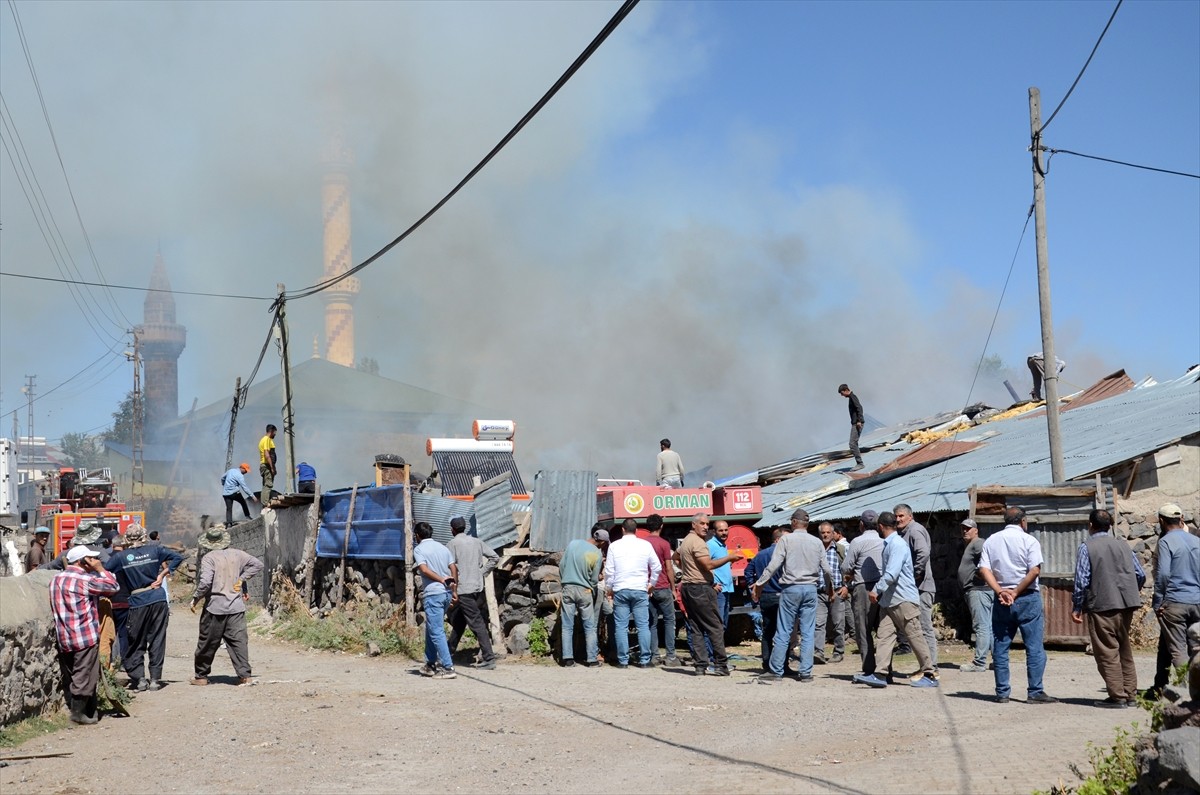 Kars'ın Sarıkamış ilçesinde çıkan yangında, 2 ev ile 2 samanlık kullanılamaz hale geldi. Bölgeye...