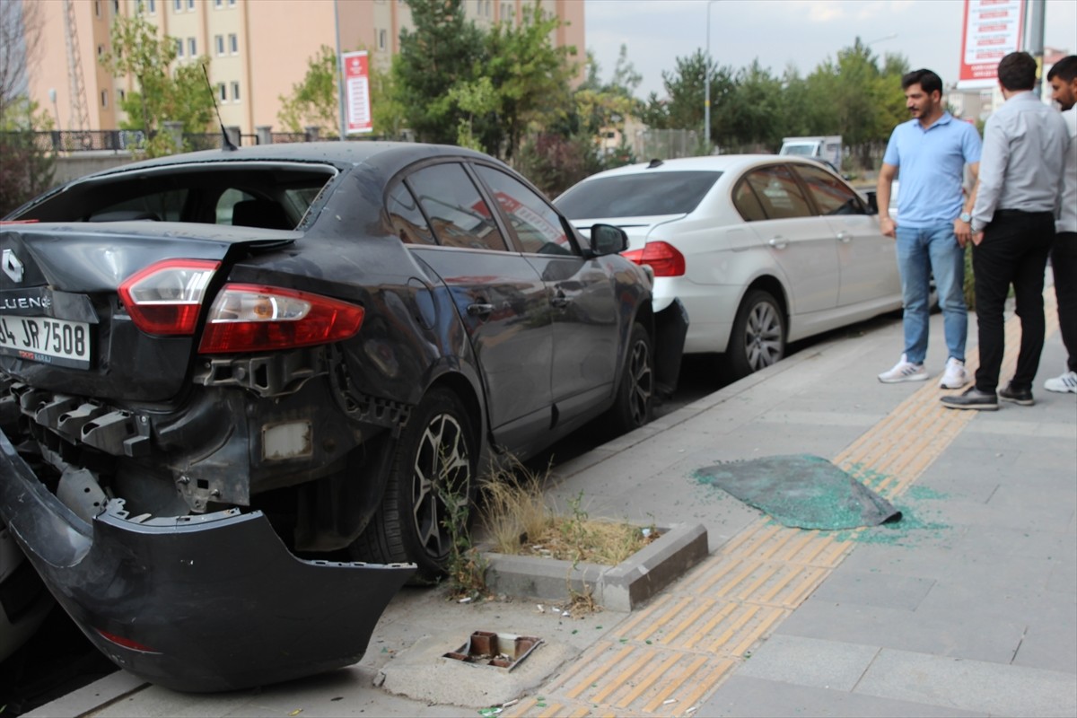 Kars'ta kontrolden çıkarak park halindeki araçlara çarpan otomobilin sürücüsü yaralandı. 