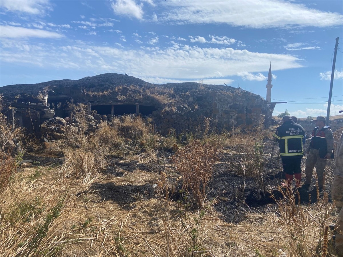 Kars'ta kullanılmayan bir evde çıkan yangın, diğer evlere sıçramadan ekipler tarafından...