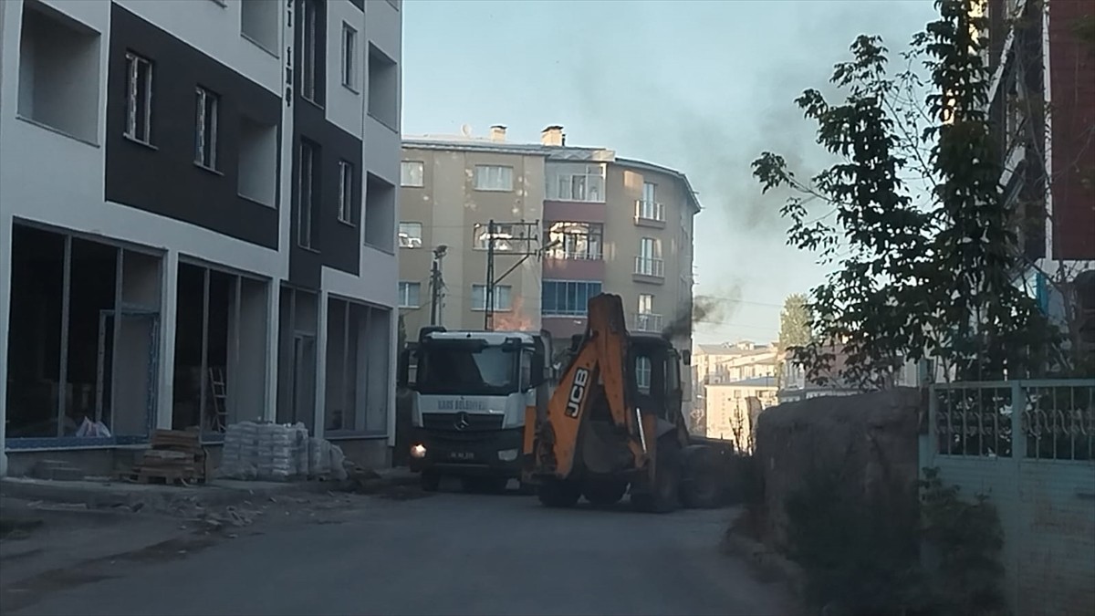 Kars'ta seyir halinkeki çöp kamyonunun kasasında çıkan yangına, inşaat alanında çalışan bir iş...