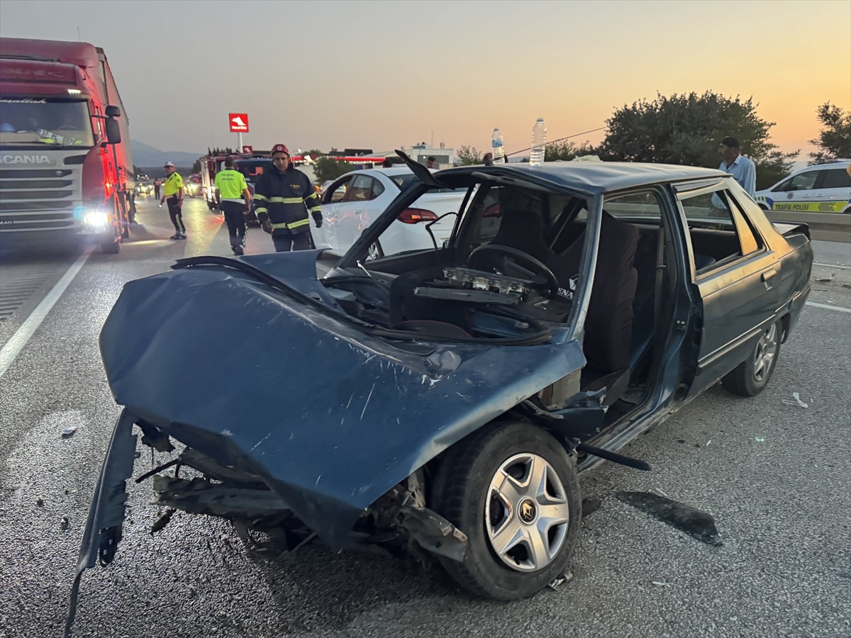 Kastamonu'da bariyere çarpan otomobildeki biri ağır 5 kişi yaralandı.