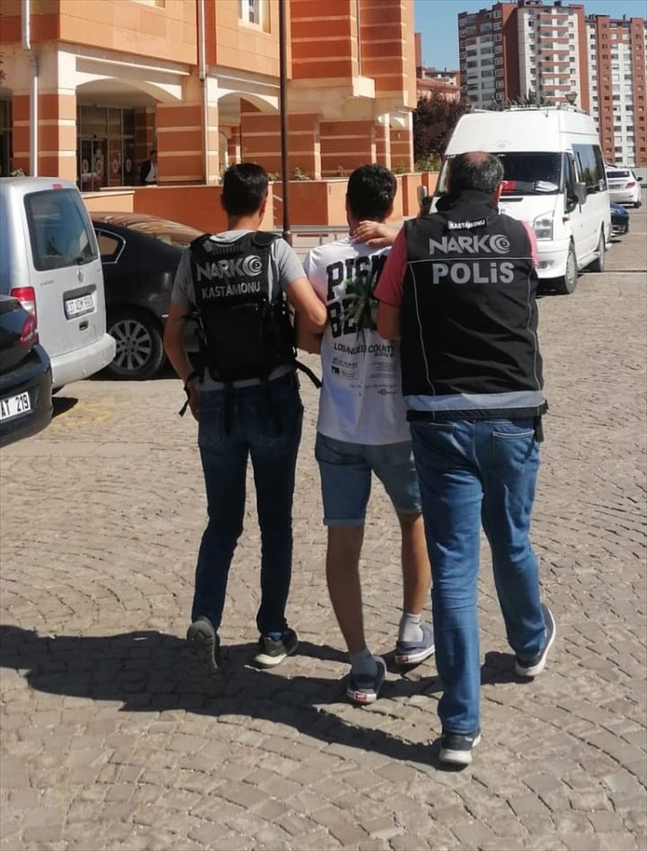 Kastamonu'da düzenlenen uyuşturucu operasyonunda 5 bin 326 sentetik ecza hapı yakalandı, 1 kişi...