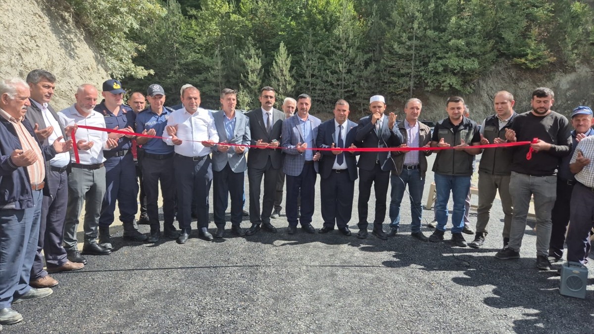 Kastamonu'nun Hanönü ilçesinde yolu asfaltlanan köyün sakinleri, davul zurna ile oynayarak kutlama...