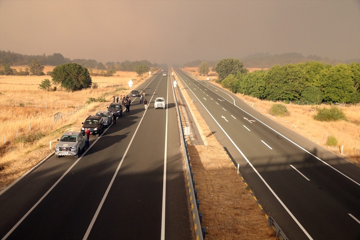 Kastamonu-Karabük sınırındaki 2 orman yangınını söndürme çalışmaları devam ediyor. ...