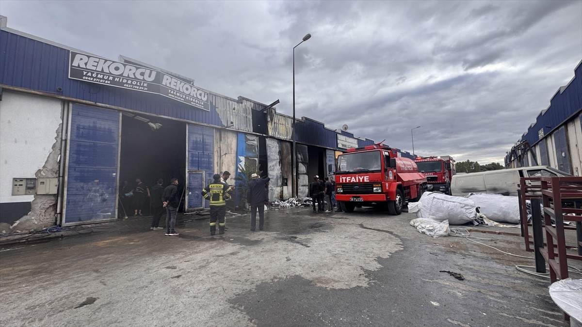 Kayseri'de iş yerinde çıkan ve yandaki iki iş yerine sıçrayan yangın itfaiye ekiplerince...