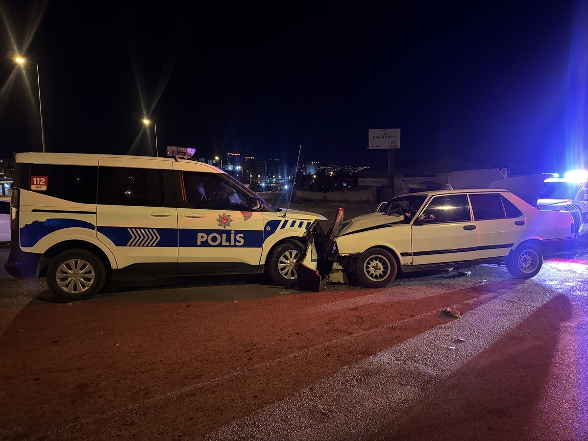 Kayseri'de polisin "dur" ihtarına uymayarak kaçmaya çalışan sürücü, kendisini durdurmaya çalışan...