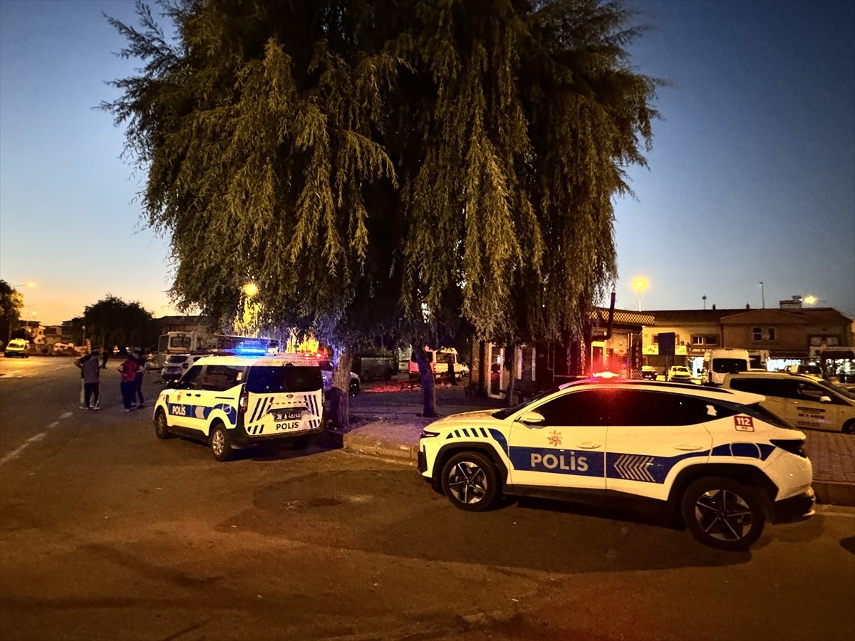 Kayseri'nin Kocasinan ilçesinde çıkan bıçaklı kavgada taksi şoförü ağır yaralandı. Polis ekipleri...