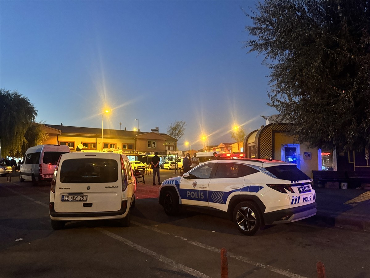 Kayseri'nin Kocasinan ilçesinde çıkan bıçaklı kavgada taksi şoförü ağır yaralandı. Polis ekipleri...