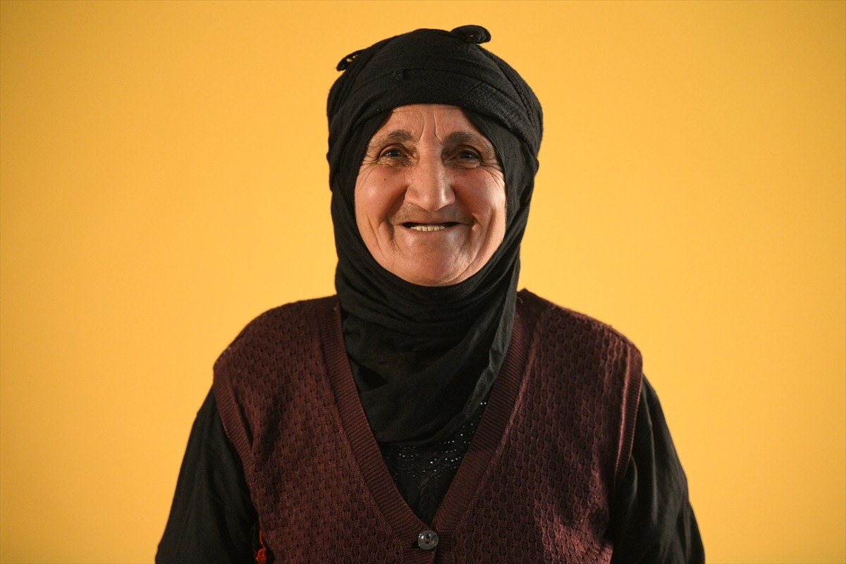 Kayseri'nin Sarıoğlan ilçesi Palas Mahallesi'nde yaşayan 60 yaş üstü kadınlar, geleneksel "baş...