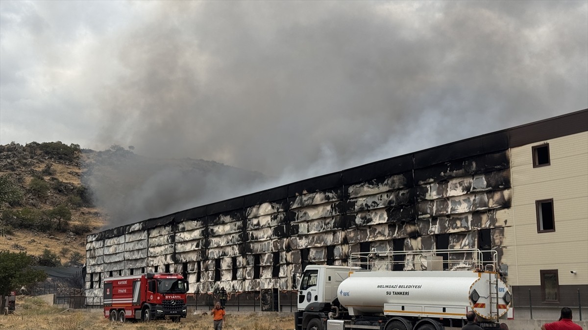 Kayseri Organize Sanayi Bölgesi'nde (OSB) bir mobilya fabrikasında çıkan yangına müdahale...