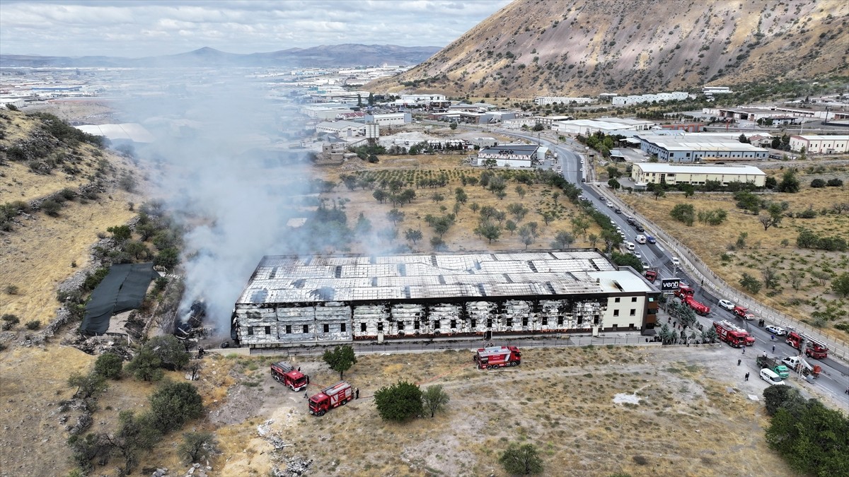 Kayseri Organize Sanayi Bölgesi'nde (OSB) faaliyet gösteren mobilya fabrikasında çıkan yangın...