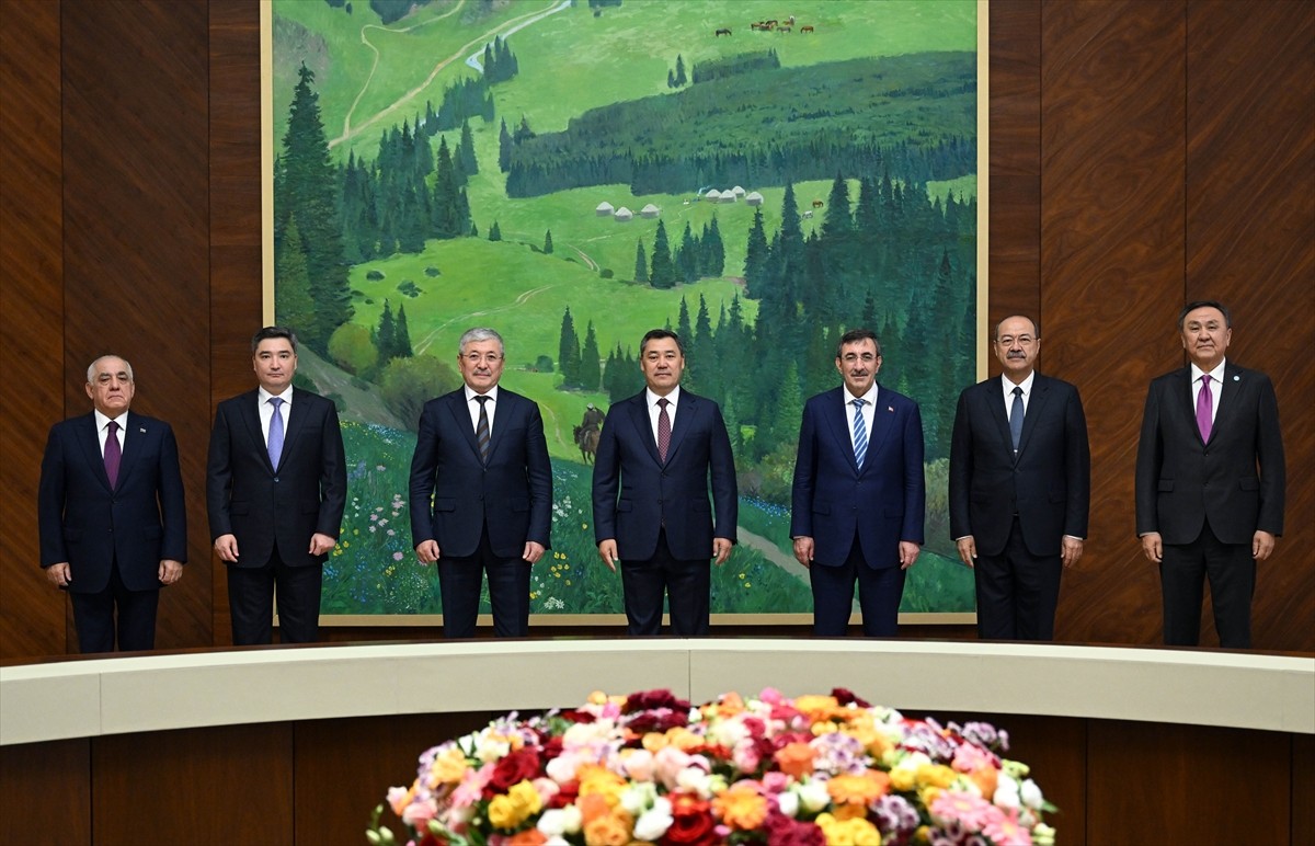 Kırgızistan Cumhurbaşkanı Sadr Caparov (ortada), Kırgızistan'ın ev sahipliğinde düzenlenen Türk...